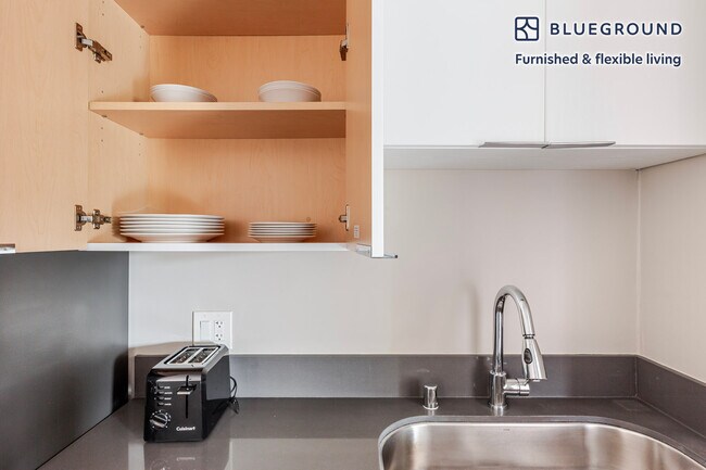 Building Photo - 644 Edgewater Blvd