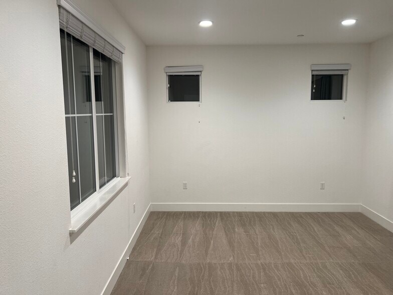 Building Photo - 857 Barney Cmn