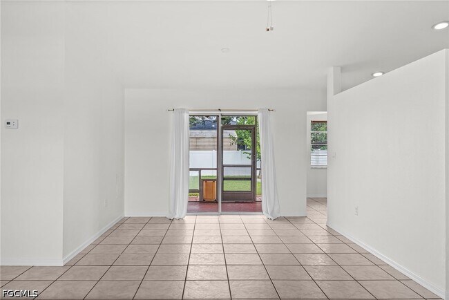 Building Photo - 1425 SW 10th St