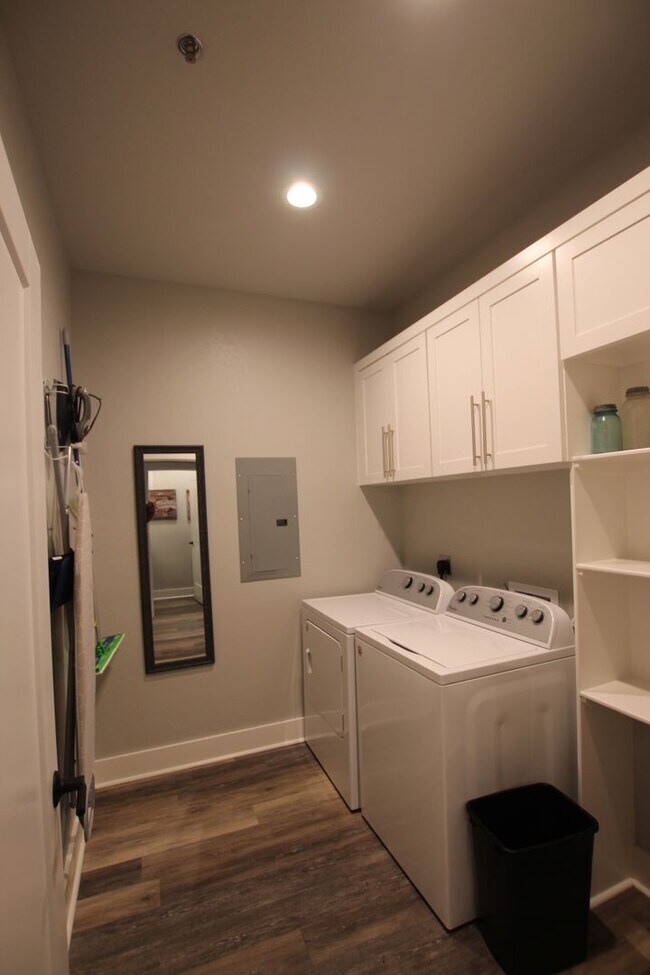 Building Photo - The Cannery Lofts - R5 (Furnished)