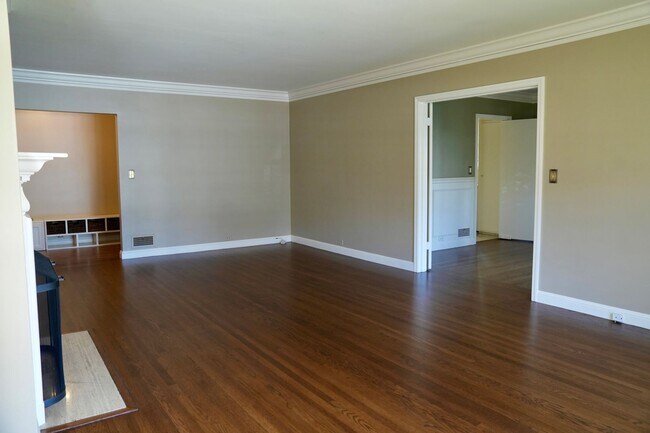 Building Photo - Charming & Spacious 3BR/2BA Lower-Level Home in Prime Baywood Location