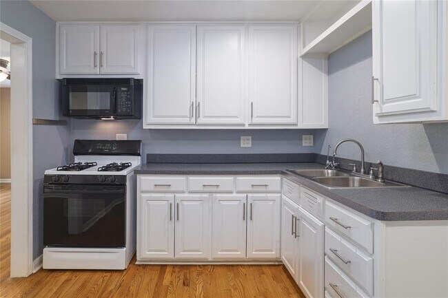 Building Photo - 305 Sunset Dr