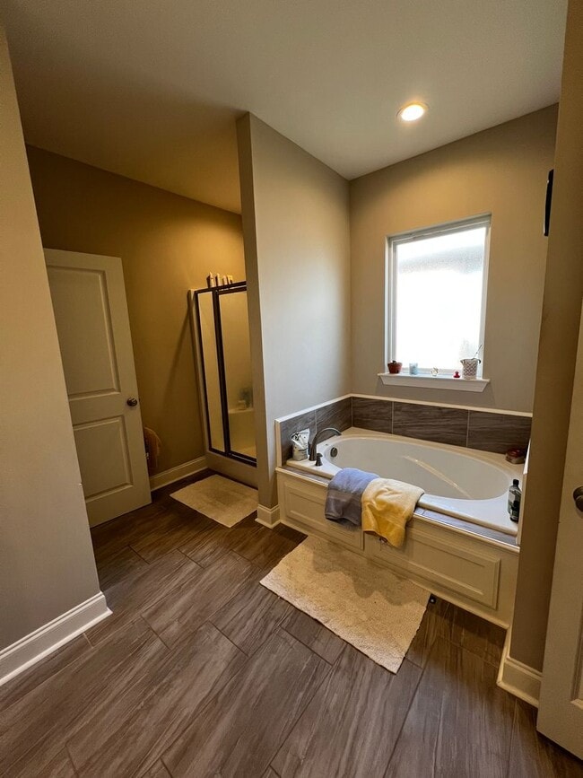 Building Photo - 3 Bedroom, 2 Bathroom, Brick Home , Garage , fenced yard