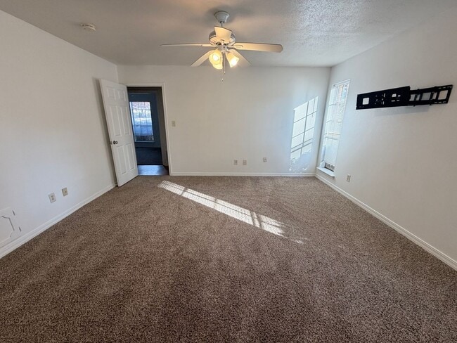 Building Photo - Large home ready for tenant....