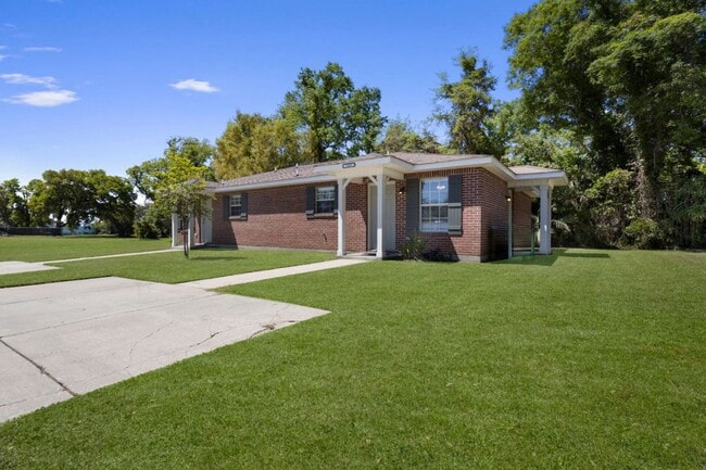 Building Photo - Furnished Duplex