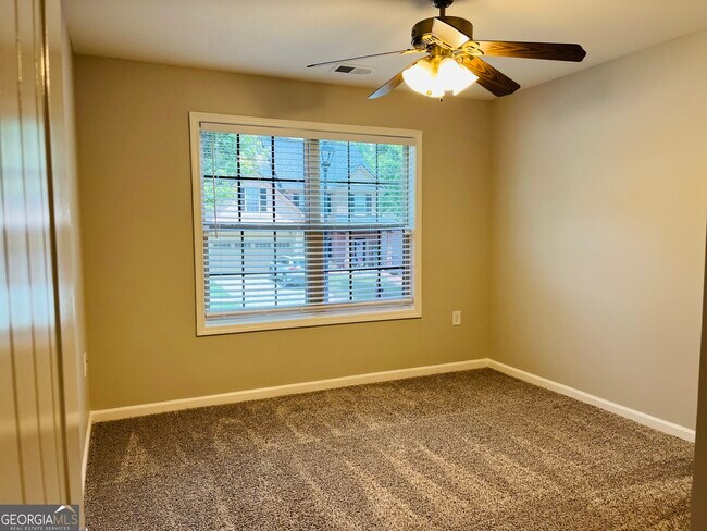 Building Photo - 5750 Crest Hill Dr NE