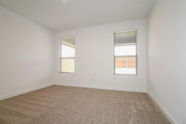 Building Photo - 1912 Ponderosa Pne Ln