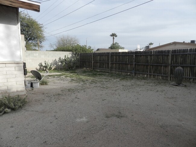 Building Photo - 2510 E Eastland St