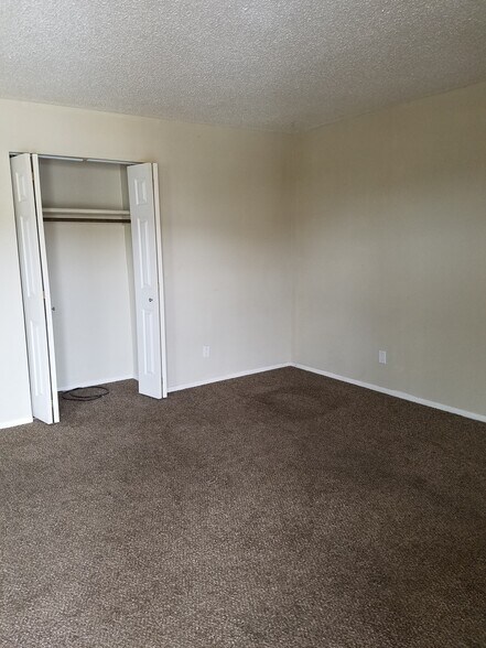 Building Photo - 215 River View Dr