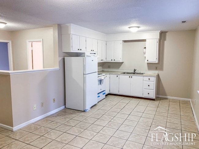 Building Photo - Two Bedroom Greenville Apartment