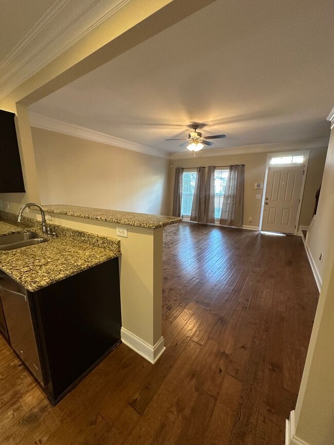 Building Photo - BEAUTIFUL Townhome, 3BDR, 2.5 BATH