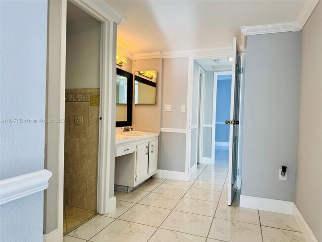 Building Photo - 3625 N Country Club Dr
