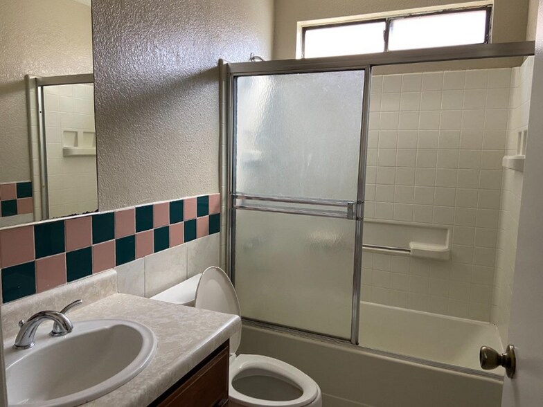 Building Photo - 700 Lacross Ct