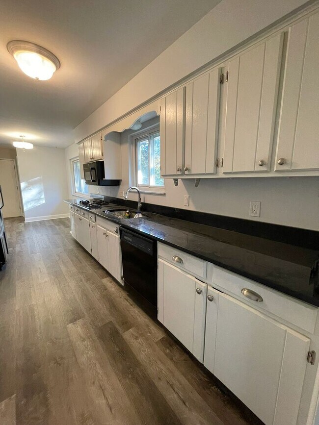 Building Photo - Beautiful Three Bedroom Home
