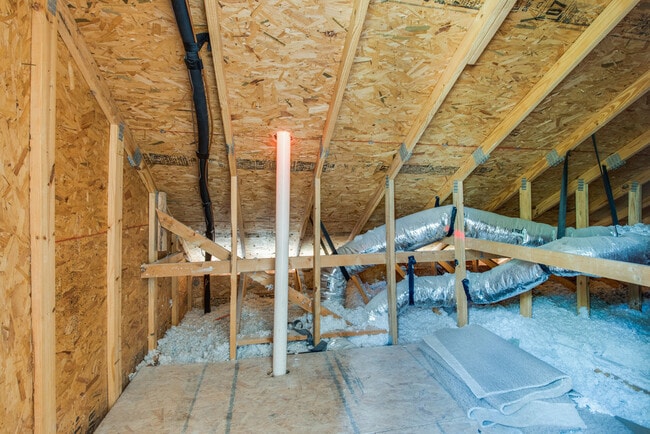 Building Photo - This 3 BR/2.5 BA Oak Hill Townhome Should Satisfy Your Standards!!!