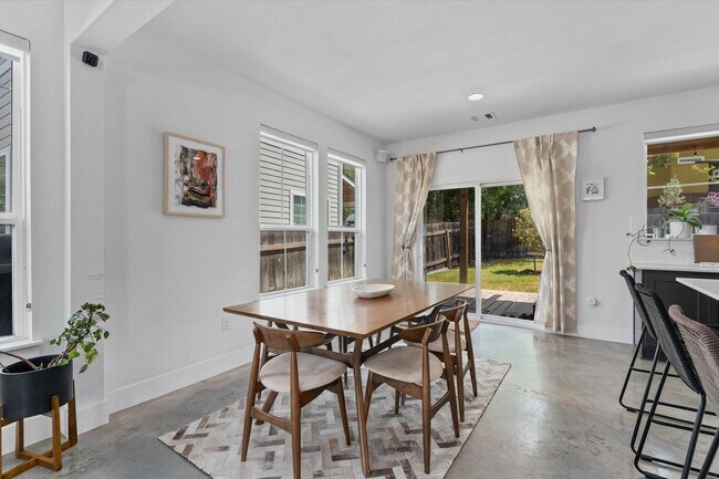 Building Photo - Spacious East Austin Home for Rent