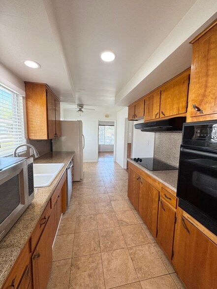 Building Photo - 1324 E Madison Ave