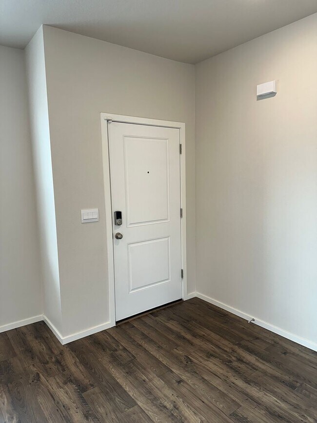 Building Photo - 4 bedroom 2.5 bathroom home!