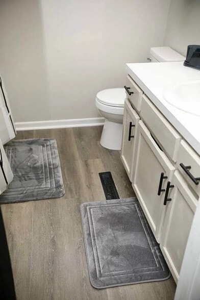 Building Photo - Room in Condo on Forest View Dr