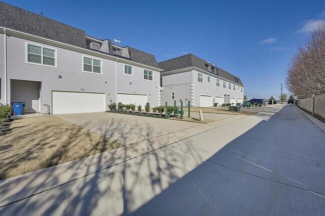 Building Photo - 7521 Renaissance Blvd