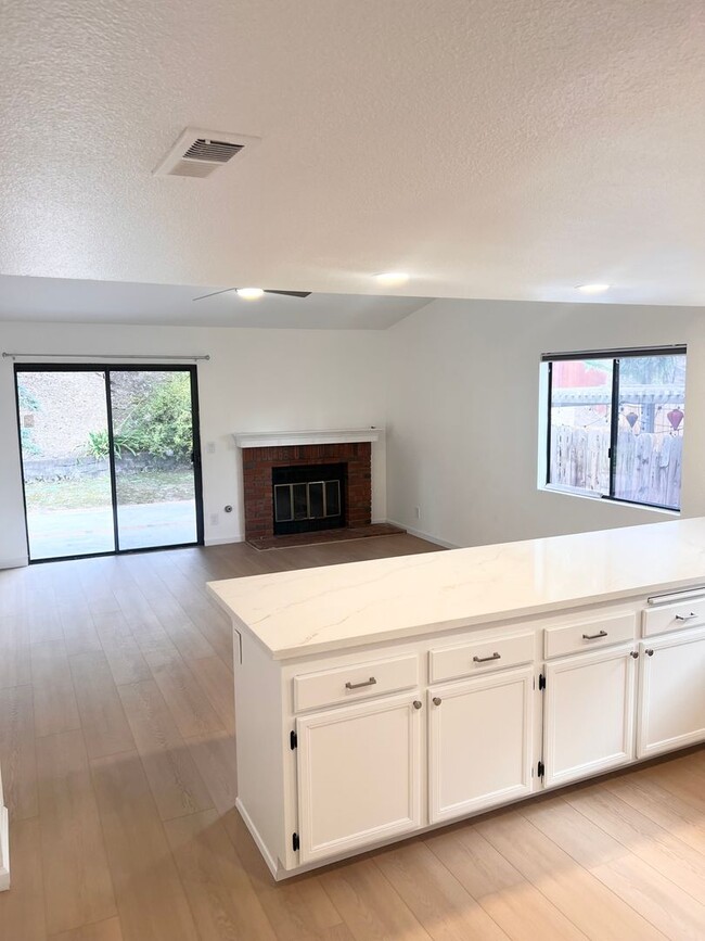 Building Photo - Freshly remodeled 3br/2ba single story hom...