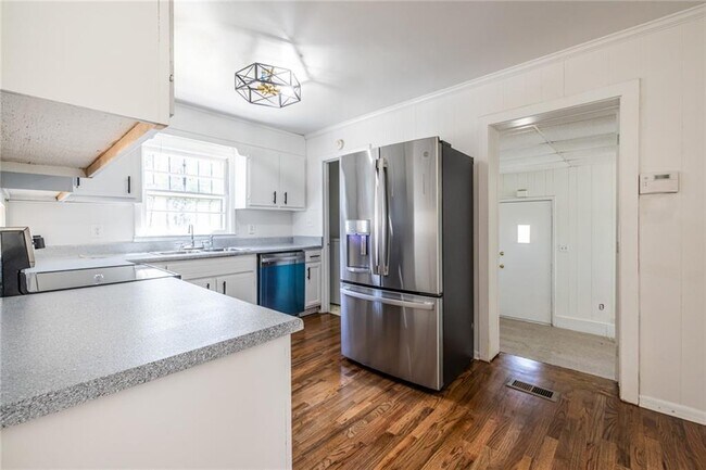 Building Photo - 2058 Green Forrest Dr