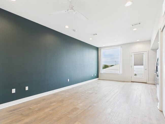 Building Photo - Modern East Austin Condo with City Views & Unmatched Walkability