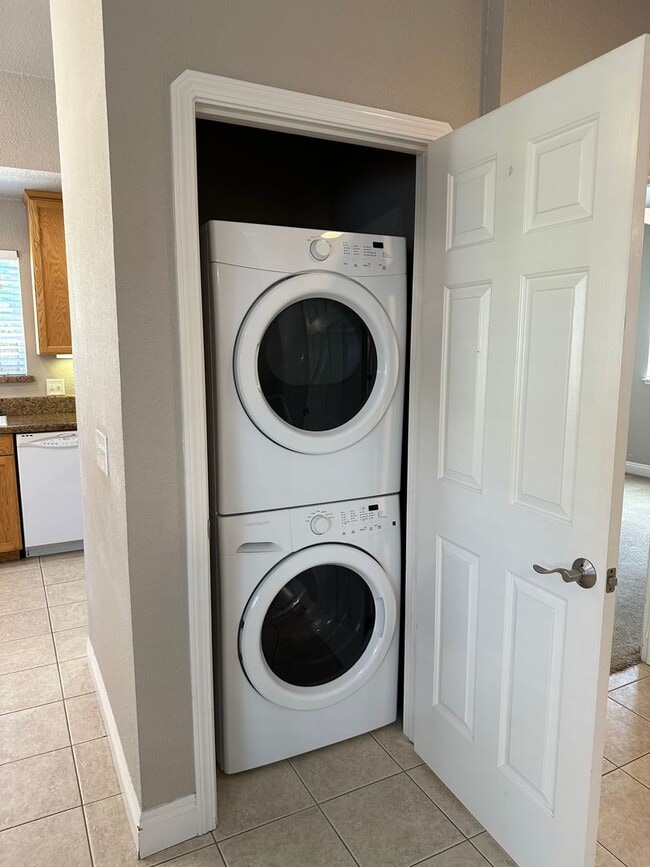 Building Photo - Charming 2 bed 1 bath home with modern amenities in prime downtown location!