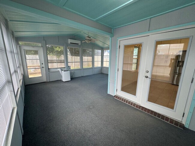 Building Photo - West Pensacola - Emerald Shores - 3 bedroom, 2 bathroom with enclosed sunroom