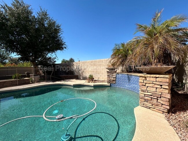 Building Photo - 774 E Maria Ln