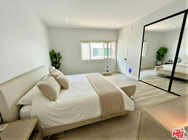 Building Photo - 5139 Balboa Blvd