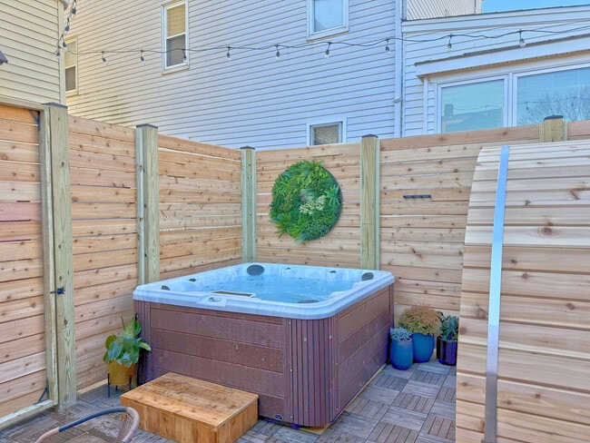 Building Photo - 136 Main St