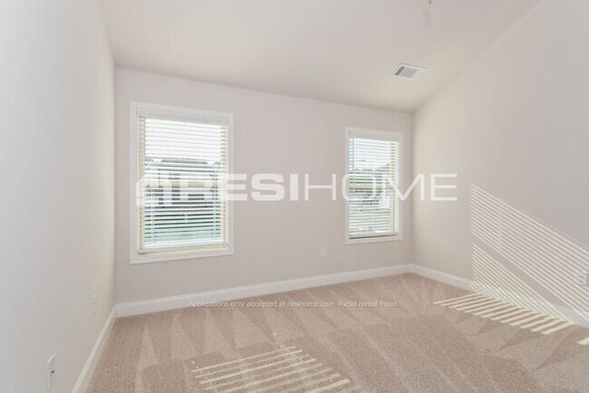 Building Photo - Newly Built Home! Receive one month FREE r...