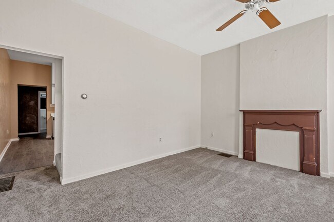 Building Photo - Stunning 3 bedroom home in South Side avai...