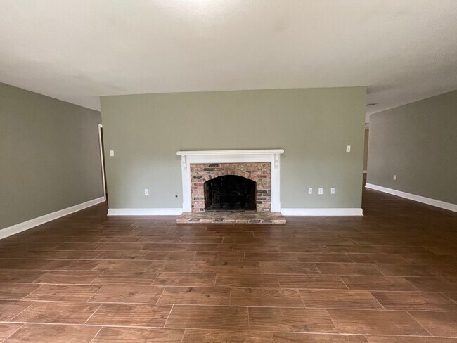 Building Photo - 334 Country Club Blvd