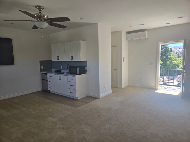 Building Photo - 1850 Kickapoo Ct
