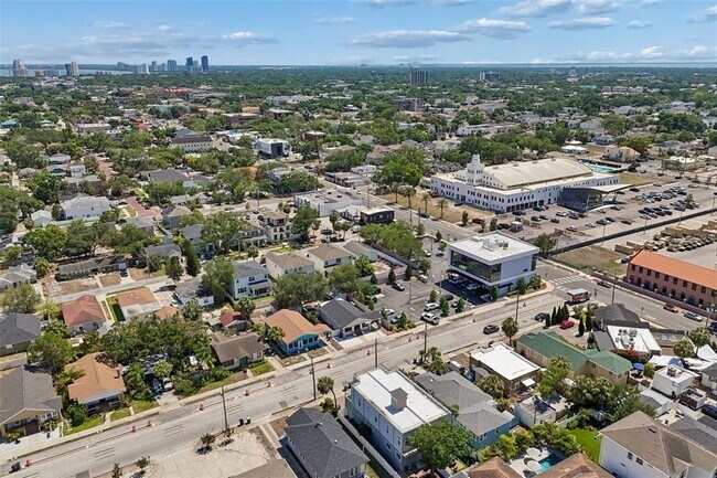 Building Photo - 2113 W Cass St