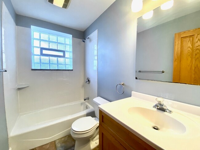 Building Photo - 2736 W Evergreen Ave