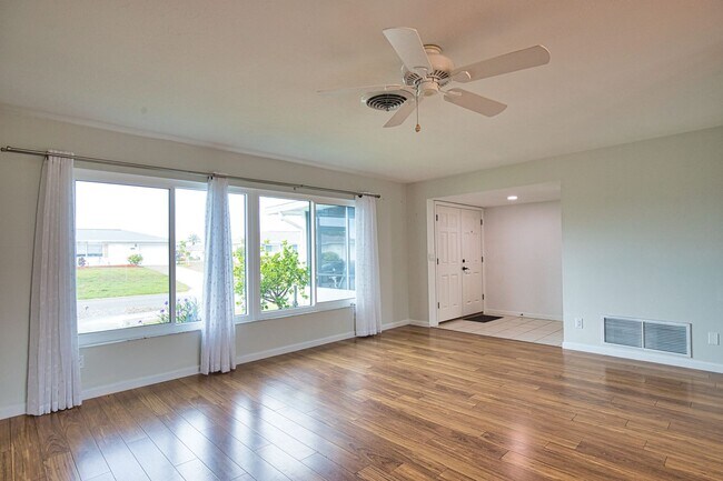 Building Photo - Annual Unfurnished 2 Bedroom 2 Bathroom Single Family Home in Venice Gardens with Water View!