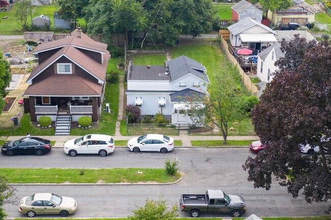 Building Photo - 874 6th Ave