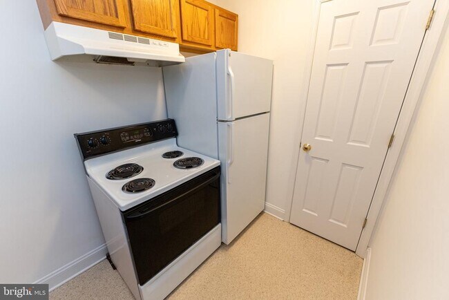 Building Photo - 802 Travers St