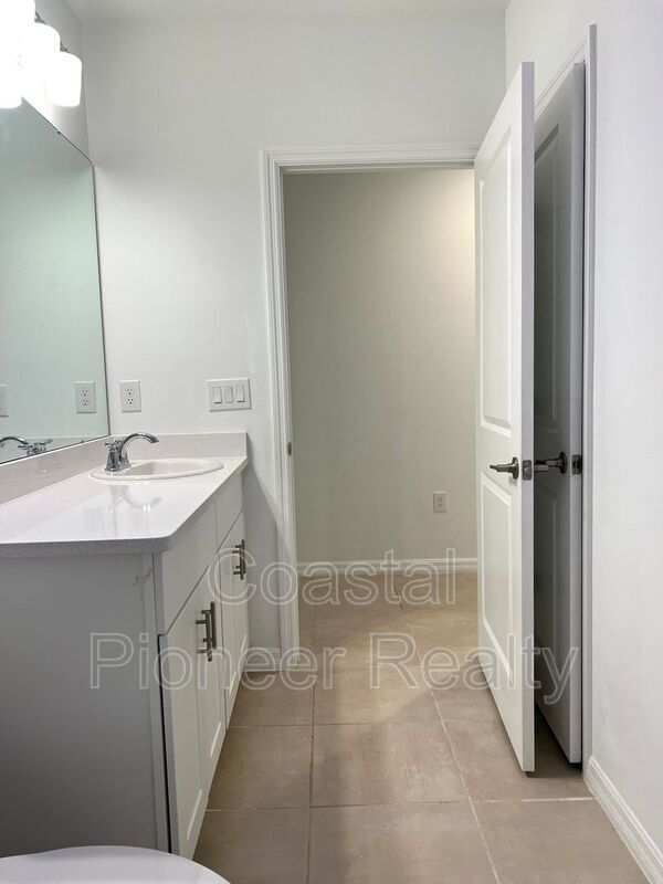 Building Photo - 5569 Tranquila Ln