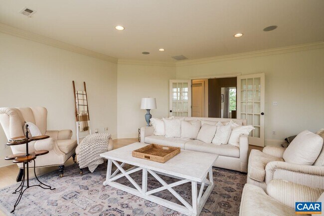 Building Photo - 585 Ragged Mountain Dr