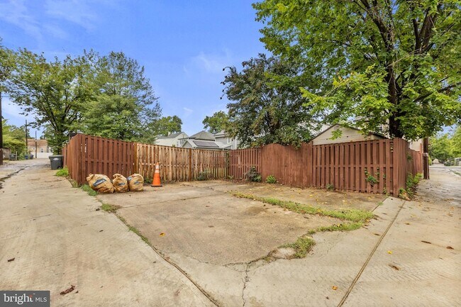 Building Photo - 2231 Otis St NE