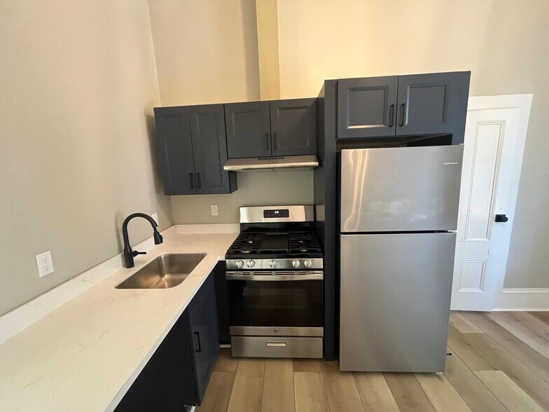 Building Photo - 663 Tupper St