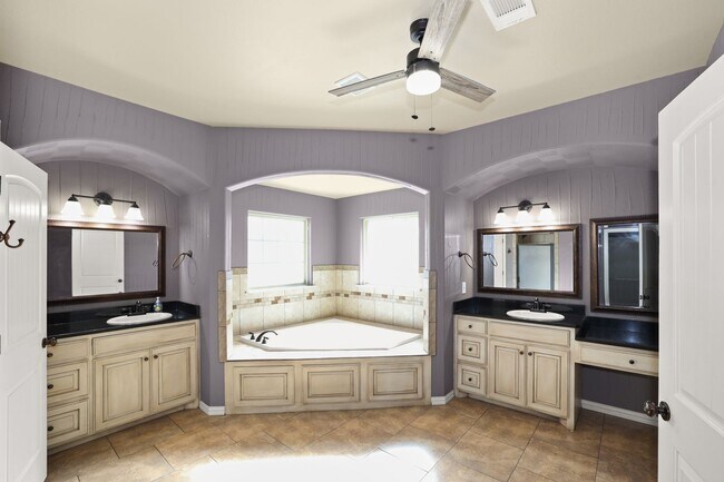 Building Photo - Stunning with 4 bedrooms in City View!