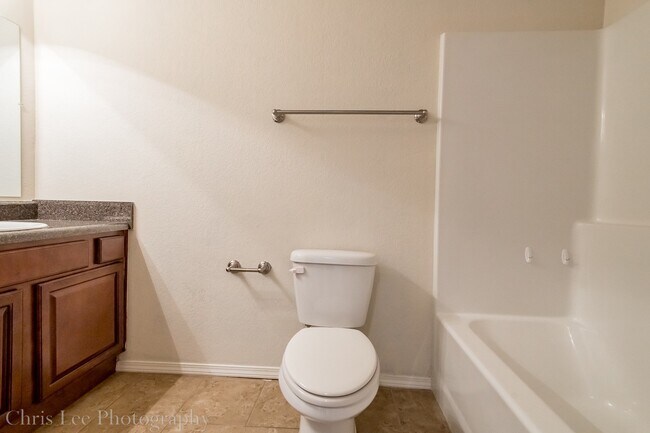 Building Photo - Well-Kept 3 BR home Near Walmart and Schools!