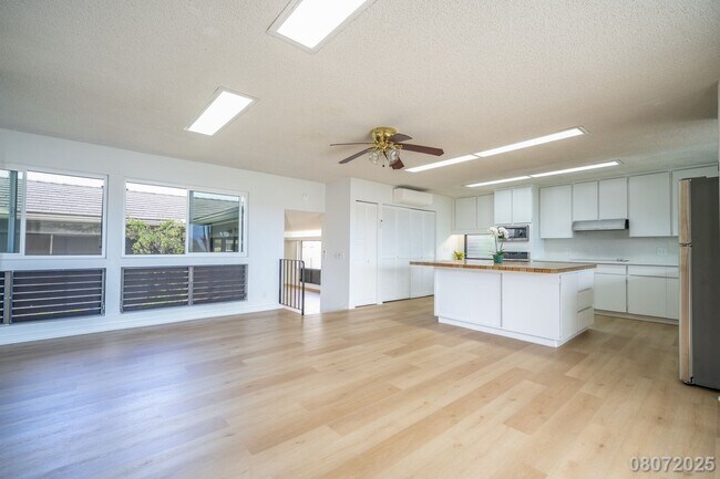 Building Photo - Newly Renovated 3 BD/2 BA Home with 2 Car ...