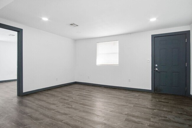 Building Photo - Convenient Location 1 bed 1 bath apartment - HVAC