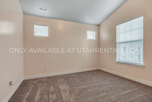Building Photo - 42 W Silver Springs Dr